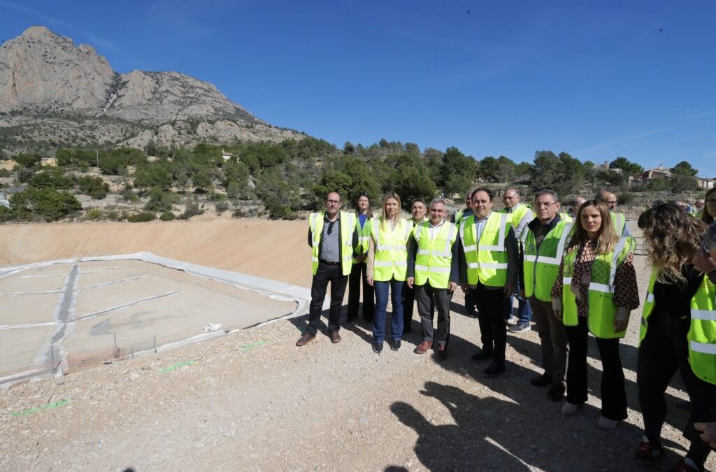 El President de la Generalitat visita Finestrat para seguir la evolución de las obras de la balsa de L’Alhambra