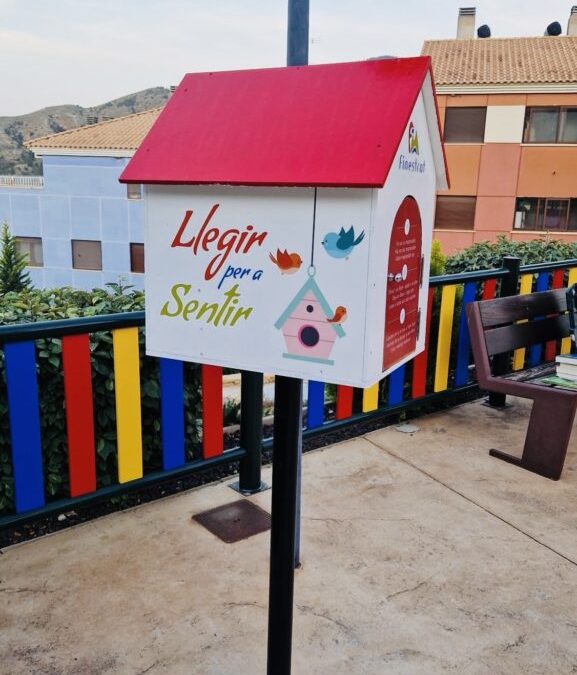 Finestrat amanece con puntos de lectura con el lema “Llegir per a sentir”