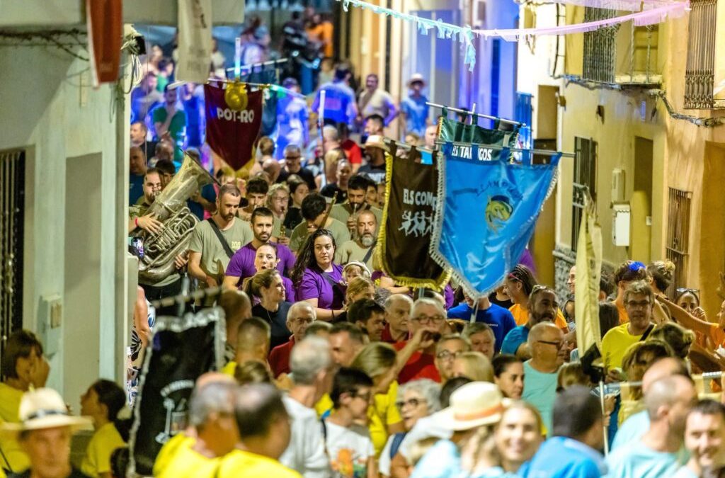 Más de 1.000 festeros participan en la tradicional “arreplegà de barraques» que marca el inicio de las Fiestas Patronales de Finestrat